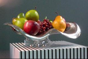 La corbeille vintage à fruits ou à pain Un accessoire qui sublimera votre table et apportera une touche d'originalité à votre intérieur. Elle est composée de l’assise tracteur qui repose sur un socle technique pivotant en verre acrylique.