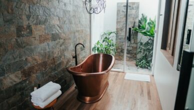 transformez votre salle de bain grâce à nos services de rénovation spécialisés. offrez-lui un nouveau look moderne et fonctionnel avec des matériaux de qualité et des designs intemporels. contactez-nous dès aujourd'hui pour réaliser votre projet de rêve.