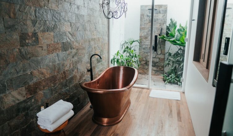 transformez votre salle de bain grâce à nos services de rénovation spécialisés. offrez-lui un nouveau look moderne et fonctionnel avec des matériaux de qualité et des designs intemporels. contactez-nous dès aujourd'hui pour réaliser votre projet de rêve.